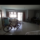 Das Zimmer ist groß genug zum Flicken des Plattens und zum Boxing der Fahrräder